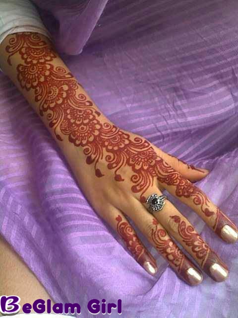 Popular mehndi designs for the back of the right-hand