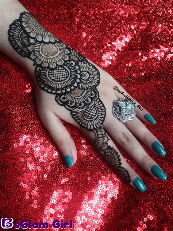 Popular mehndi designs for the back of the right-hand